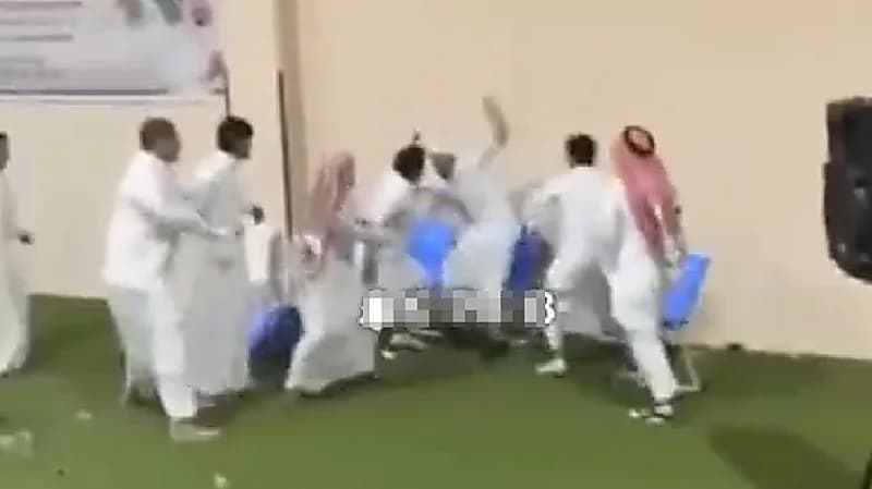 مشاجرة وضرب بالعقال والكراسي بين طلاب خلال الحفل الختامي - فيديو