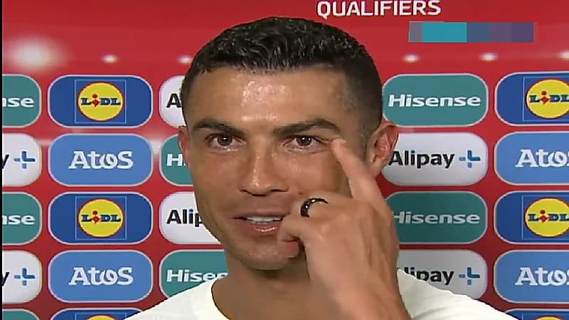 رونالدو يطلب من مصور إخفاء تجاعيد وجهه .. فيديو