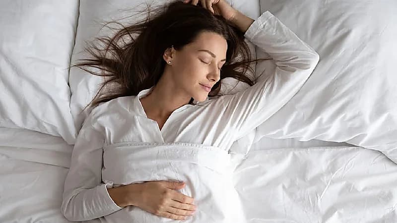 نصائح غريبة تساعد على النوم في أيام الحر