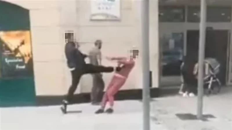 شخص يركل امرأة بقوة ف وجهها ويسقطها أرضاً