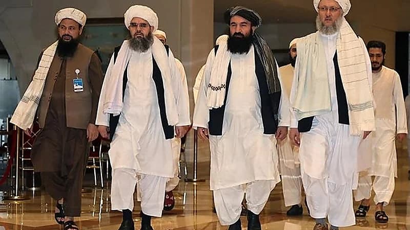 يجب التخلي عنها.. طالبان تؤكد أن ربطات العنق ترمز للصليب