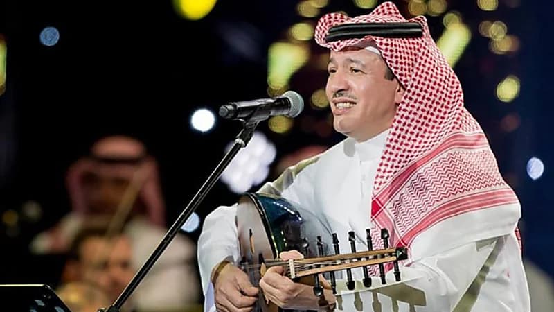 طلال سلامة منسجم مع صوته في أحد المقاهي.. فيديو