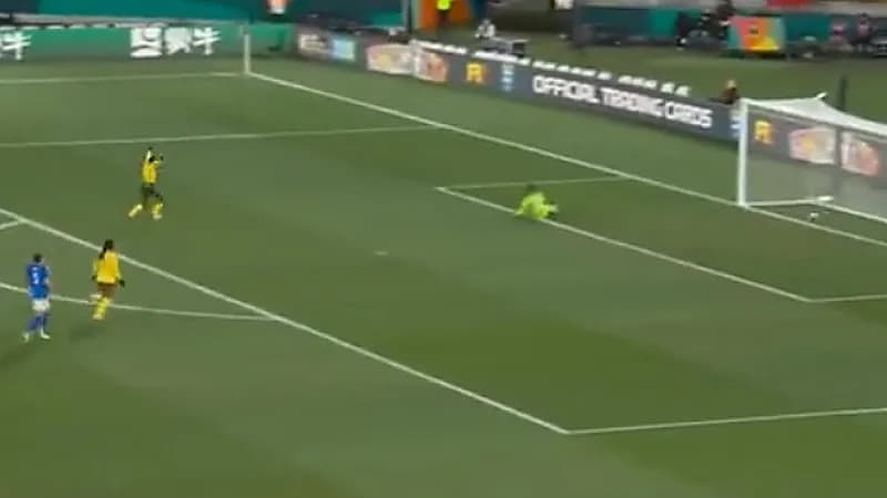 أحد لاعبات منتخب جنوب إفريقيا للسيدات تسجل هدفًا ذاتيًا مضحكًا في شباك نظيرتها       .. فيديو