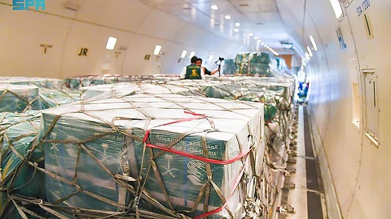 مغادرة الطائرة الأولى لمساعدة المتضررين في ليبيا حاملة مواد غذائية وطبية  ..  فيديو