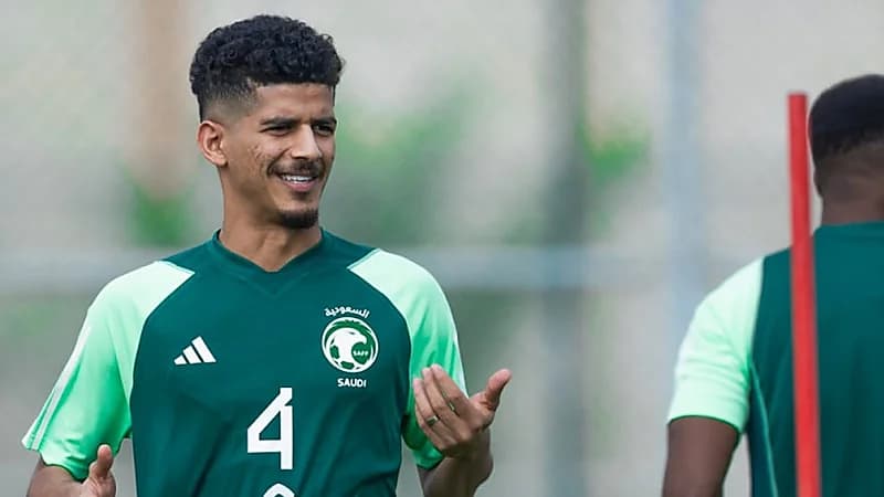 مدافع الأهلي يلتحق بمعسكر الأخضر