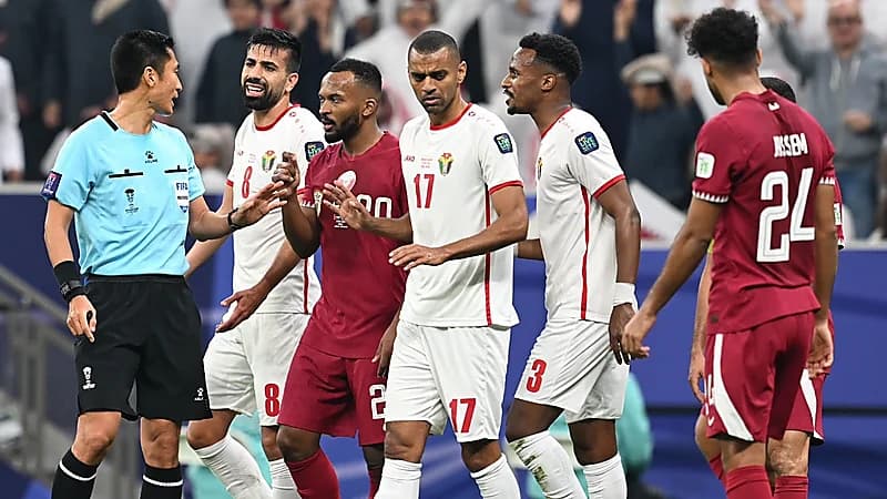 بعد احتساب 3 ضربات جزاء لقطر .. الحكم الصيني يثير الجدل