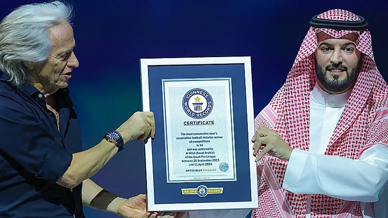 الهلال يتسلم جائزة موسوعة غينيس لأطول سلسلة انتصارات .. فيديو