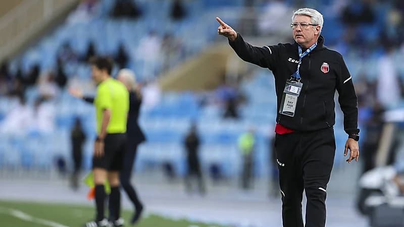 الرياض يعلن رحيل مدربه