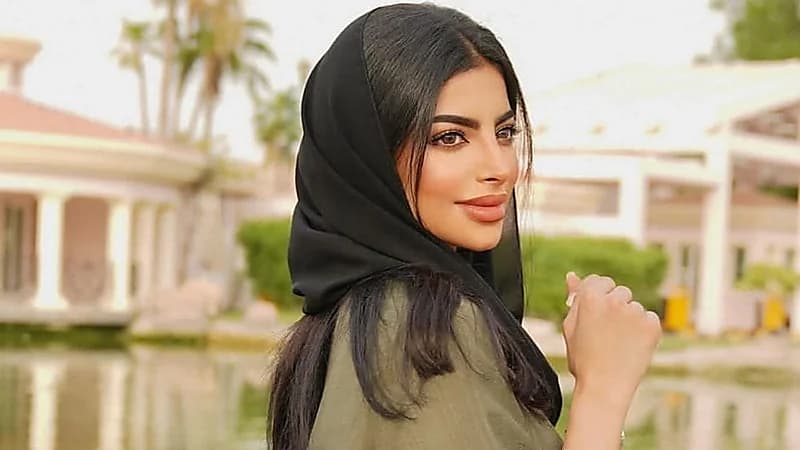 شهد الزهراني تنفعل على متابعة انتقدت ظهورها رغم مرض والدها .. فيديو