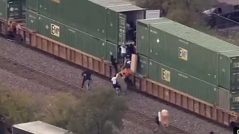 نهب جماعي لقطار متوقف يجر حاويات شحن في شيكاغو.. فيديو