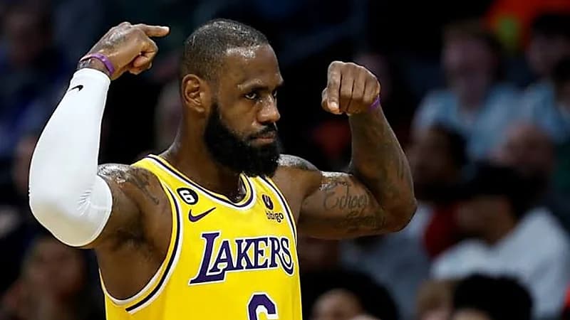 أسطورة "إن بي إيه" ينجو من لدغة عقرب سام .. صورة