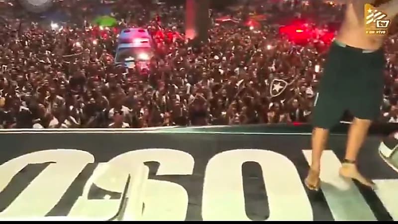 شاب يرقص بجهاز تعقب احتفالاً بفوز فريقه المفضل..فيديو