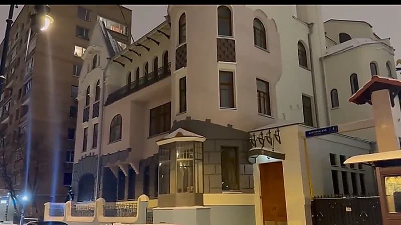 إزالة العلم الموجود فوق مبنى السفارة السورية في موسكو ..فيديو