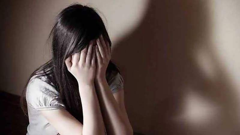 القبض على عامل اغتصب شقيقته وأنجب منها طفلا