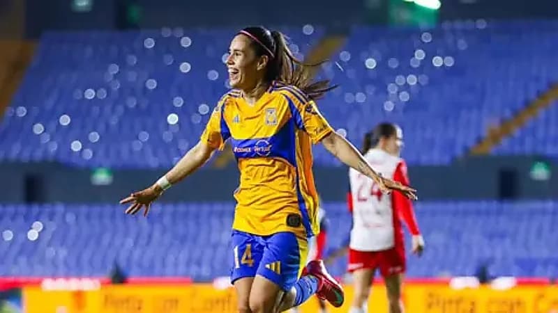 لاعبة تسجل هدف عالمي في الدوري المكسيكي .. فيديو