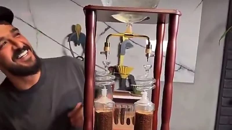 محادثة طريفة بين البليهي والمعيوف عن القهوة .. فيديو