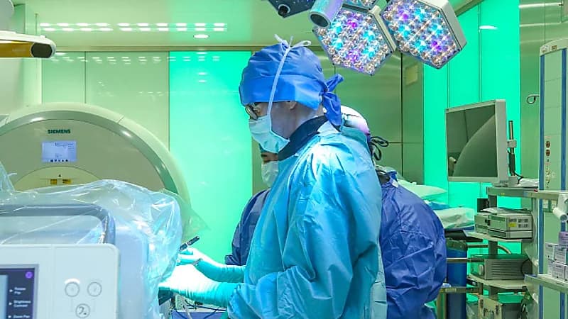 مستشفى الملك فيصل التخصصي ينجح في أول عملية لزراعة جهاز ذكي داخل الدماغ