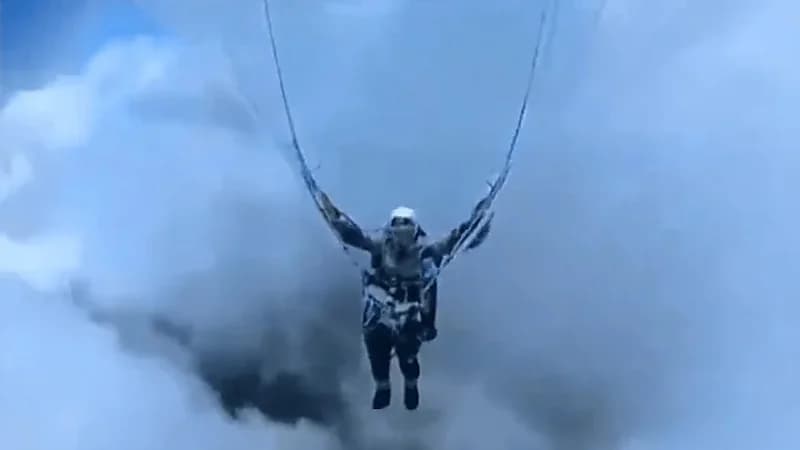 مظلة هبوط تتجمّد بصاحبها وسط أجواء ثلجية شديدة البرودة .. فيديو