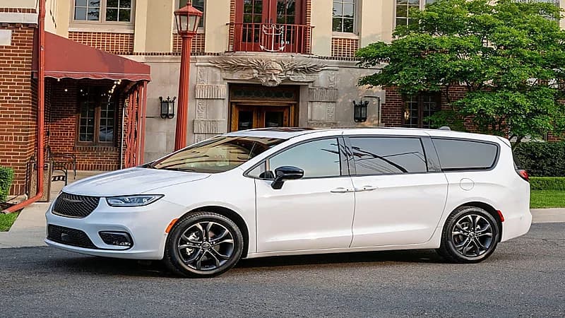 كرايسلر تحتفل بمرور 100 عام على تأسيسها وتكشف عن إصدار خاص من “باسيفيكا”