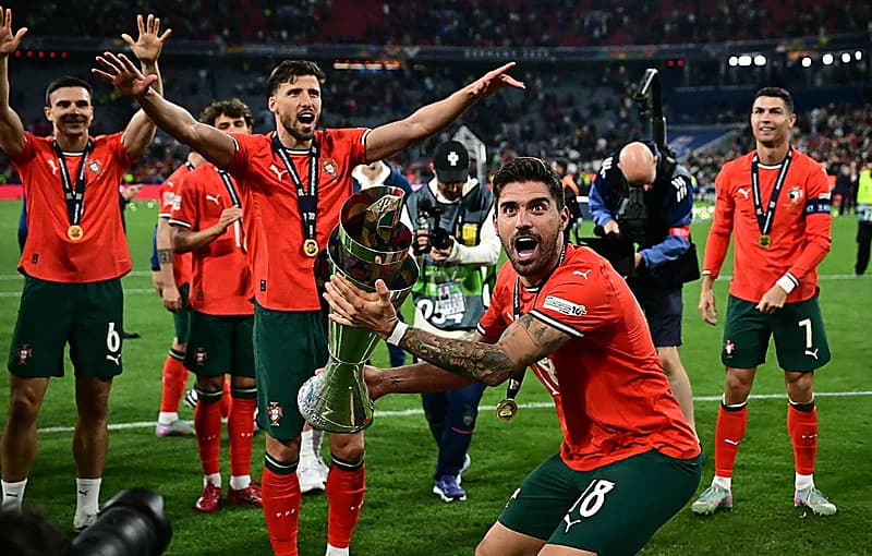 صحيفة ابولا البرتغالية: روبن نيفيز ارتدى زيّ البطل في ركلة الحسم ومنح البرتغال اللقب الثاني