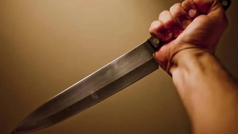 رجل يطعن ابنيه وشقيقه أثناء مشاجرة دموية