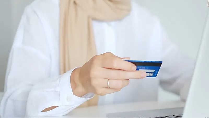 مختص يكشف أبرز أخطاء عملاء البطاقات الائتمانية ويحذر من مصيدة الفوائد .. فيديو