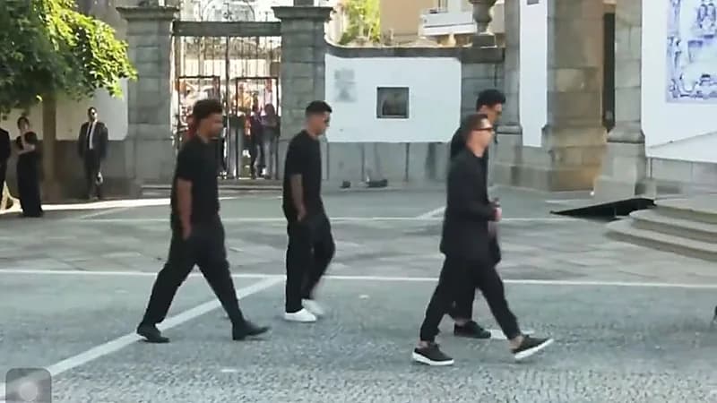 نيفيز وكانسيلو يرافقان جثمان جوتا إلى مثواه الأخير