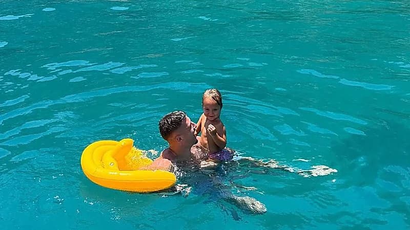 سافيتش يقضي إجازته الصيفية برفقة ابنته  ..صور