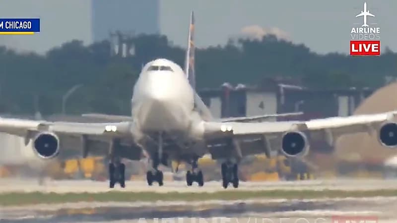 نجاة طاقم طائرة شحن بعد ارتطام عنيف في مطار شيكاغو ..فيديو
