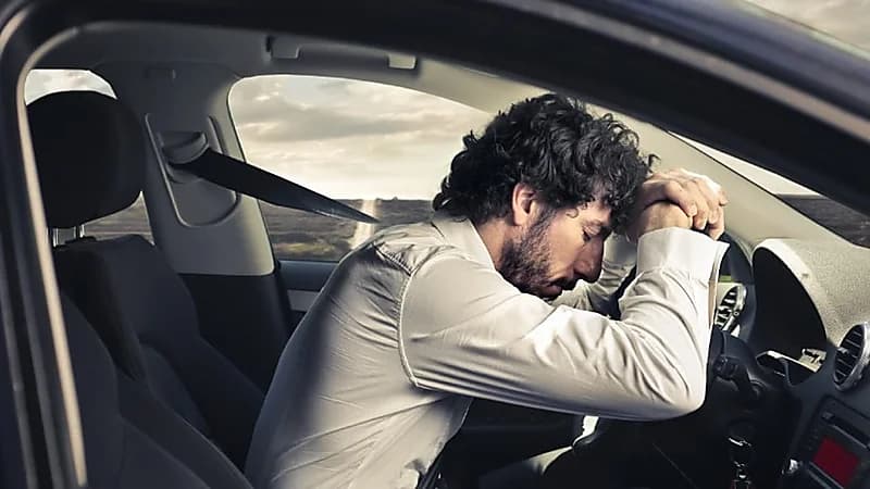 تركستاني يحذر: النوم في السيارة قاتل بسبب غازات أول أكسيد الكربون .. فيديو