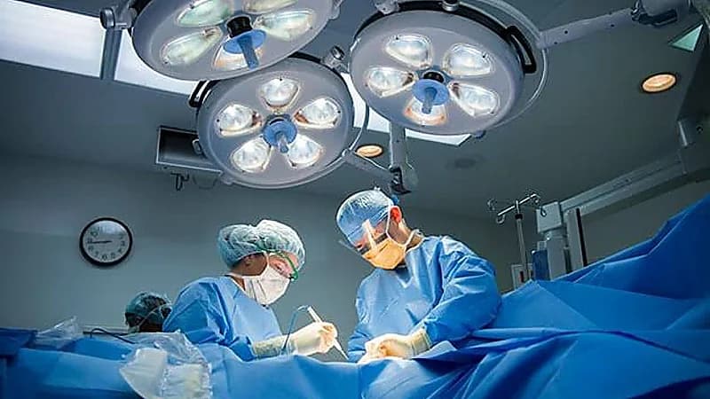 ‎نجاح جراحة طارئة لاستخراج هاتف من معدة مريض