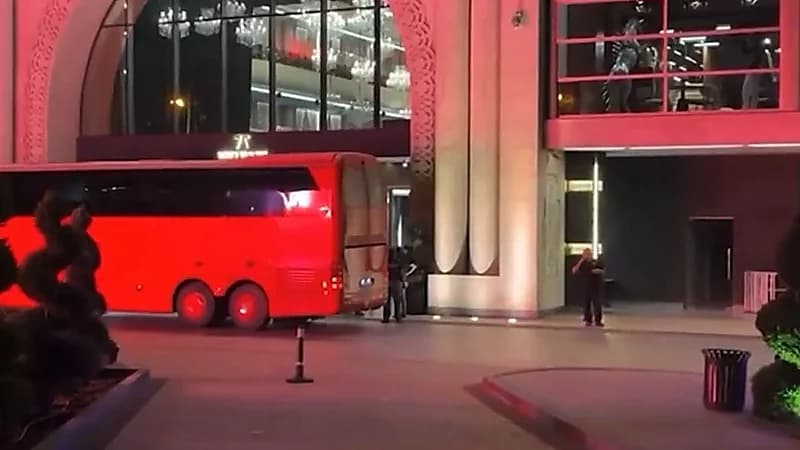 الأمن يمنع معجبًا من الوصول إلى رونالدو بعد محاولة اقتحام حافلة البرتغال  ..  فيديو