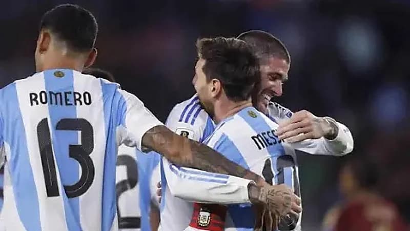 مشهد مؤثر بين ميسي وزميله في منتخب الأرجنتين ..فيديو