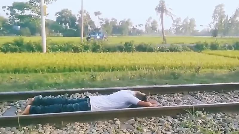 مشهد صادم لشاب يتمدد أسفل القطار لتصوير فيديو .. فيديو