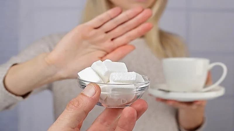 مختصة تكشف عواقب الاقلاع المفاجئ عن السكر