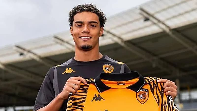 نجل رونالدينيو ينضم إلى هال سيتي