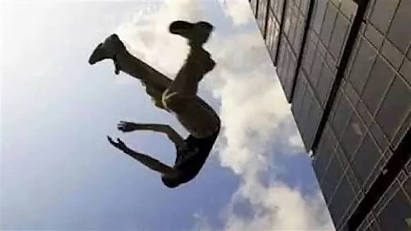 رجل يحاول الانتحار بإيطاليا ويتسبب في مقتل سيدة