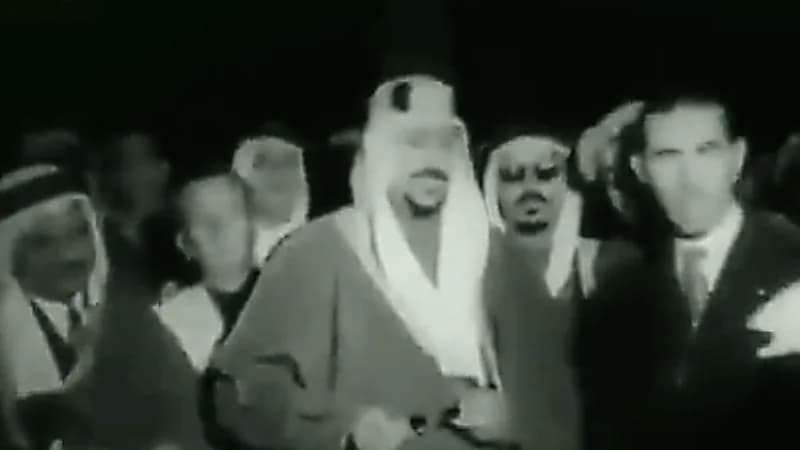 الملك سعود يؤدي الصلاة في مسجد قرطبة قبل 67 عام  ..  فيديو