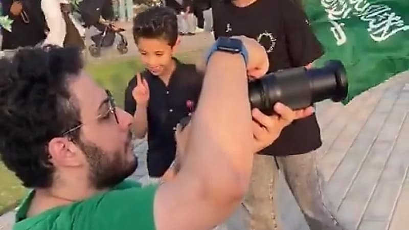 مصوران يتحدّيان الإعاقة لتوثيق احتفالات اليوم الوطني 95 في الخبر .. فيديو