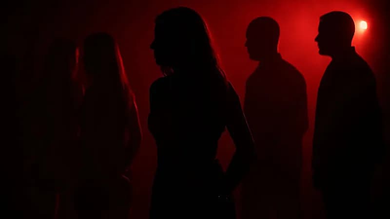 سقوط شبكات دعارة كبرى تتخفى وراء التطبيقات الذكية والأندية الوهمية..فيديو