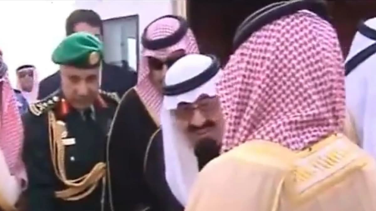 الملك سلمان والأمير سلطان في استقبال الملك عبد الله بعد خروجه من المستشفى .. فيديو