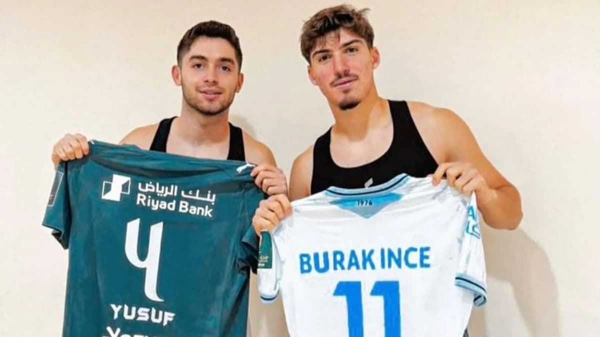 لقطة ودية بين أكتشيشيك وبوراك بعد مواجهة الهلال والأخدود