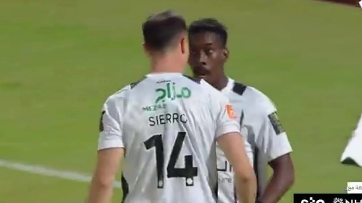 اشتباك بين لاعبي الشباب في كأس الملك .. فيديو