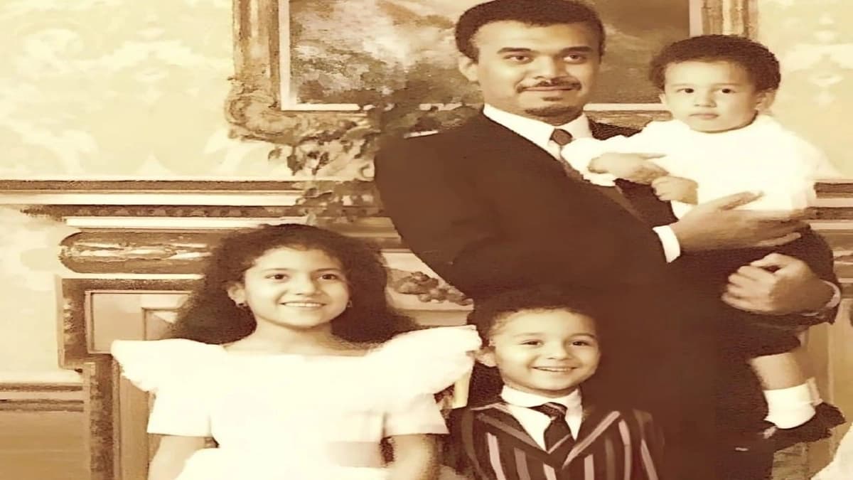 صورة نادرة للأميرة ريما بنت بندر بن سلطان مع والدها وشقيقيها