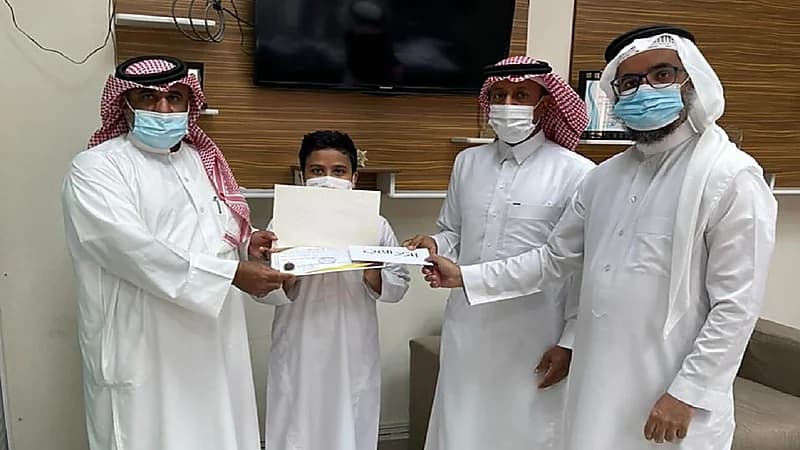 بالصور.. معلم يقدم جوائز نقدية لطلابه المتميزين على حسابه الشخصي بالرياض