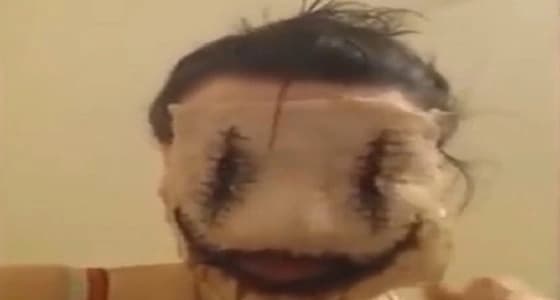 بالفيديو.. نهاية مؤلمة لسيدة ألتصق بوجهها قناع مرعب