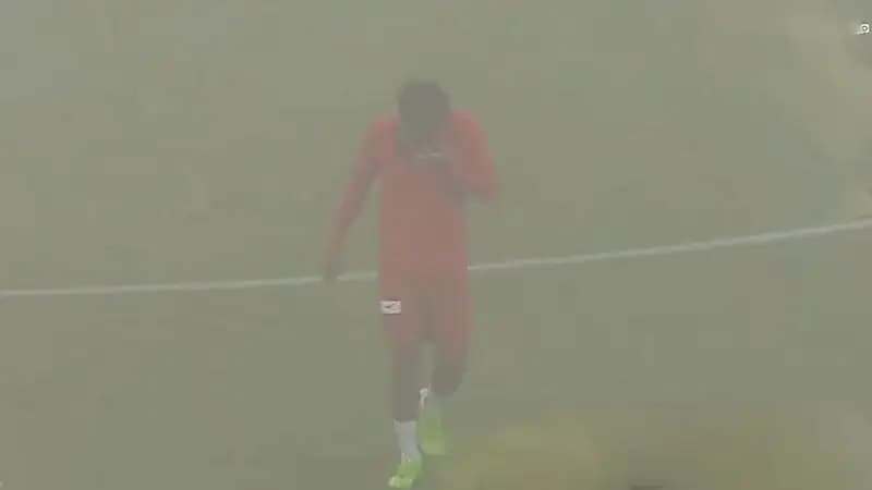 عاصفة رملية تجتاح ملعب مباراة ‎الاخدود وضمك .. فيديو