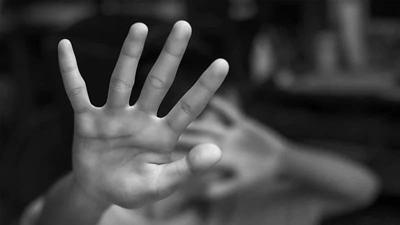 5 رجال يتناوبون على اغتصاب فتاة