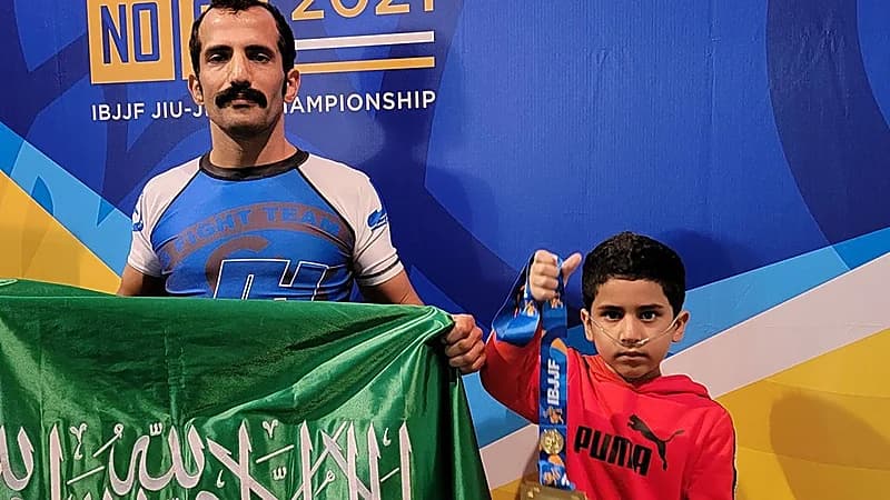 فيديو.. محمد آل مخلص ذهب لعلاج نجله بأمريكا فحصد ذهبية العالم