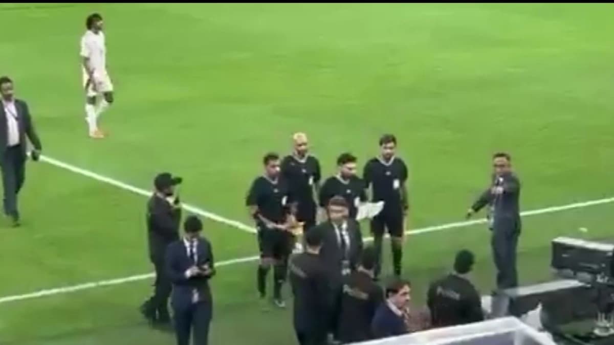 لحظة مغادرة الحكم أحمد العلي وسط غضب جماهيري .. فيديو